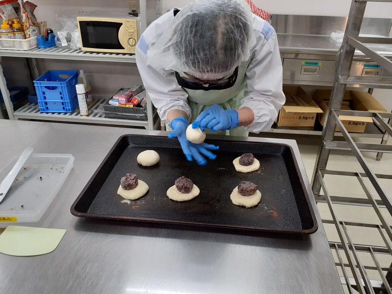 あんパンの成型中
