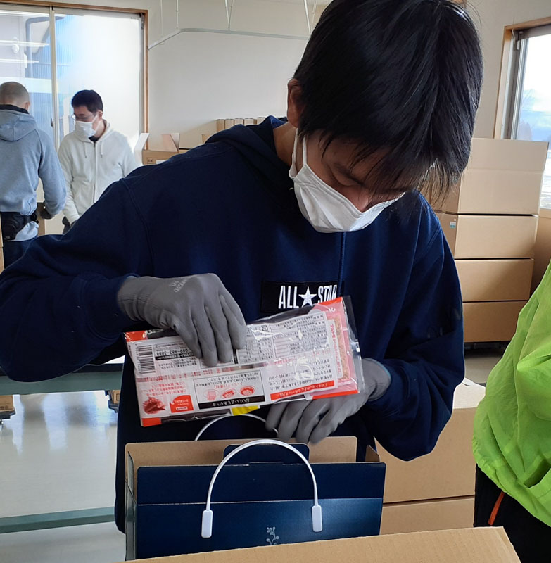 ギフト詰め間違えないように確認して入れます