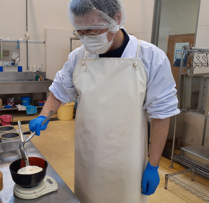 ベテラン利用者によるしたよせ豆腐作り