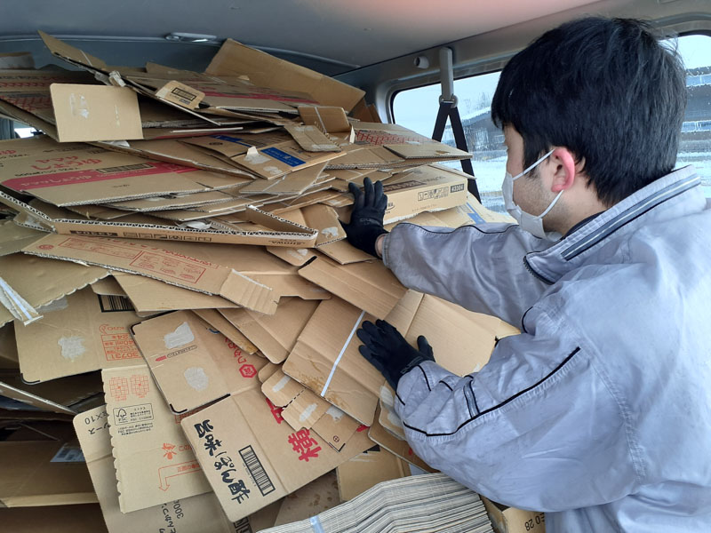 段ボールが落ちないように車に入れます