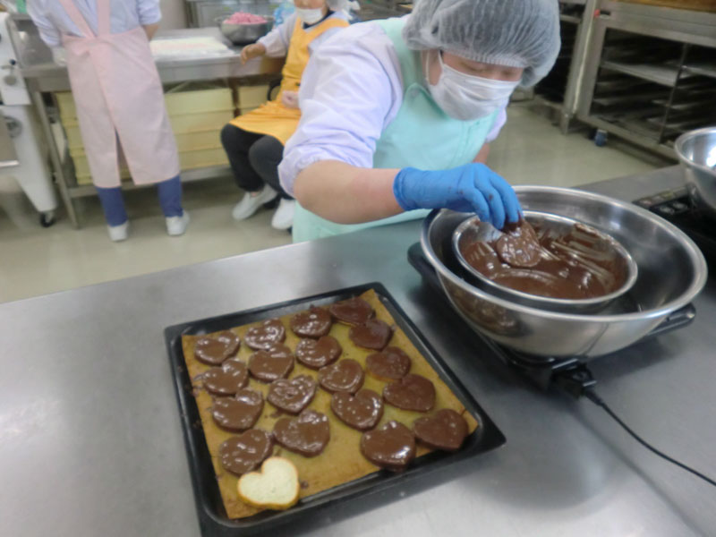 注文販売分のラスクを作成中