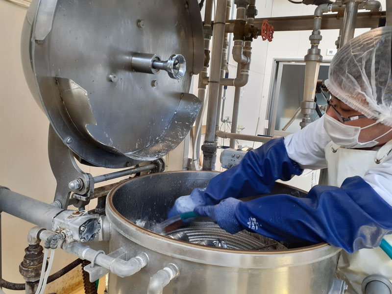 製造室の大きな機械を洗います