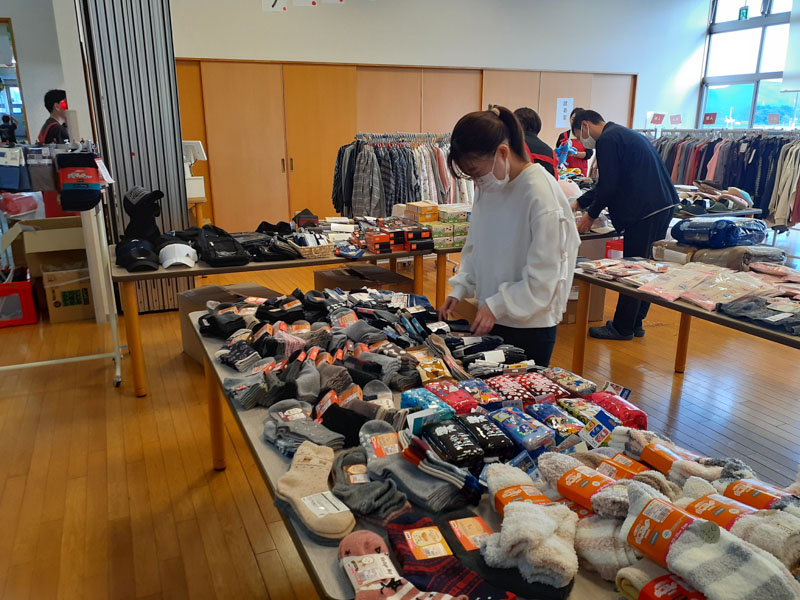 しまむらがやってきたで商品の陳列をお手伝いしました