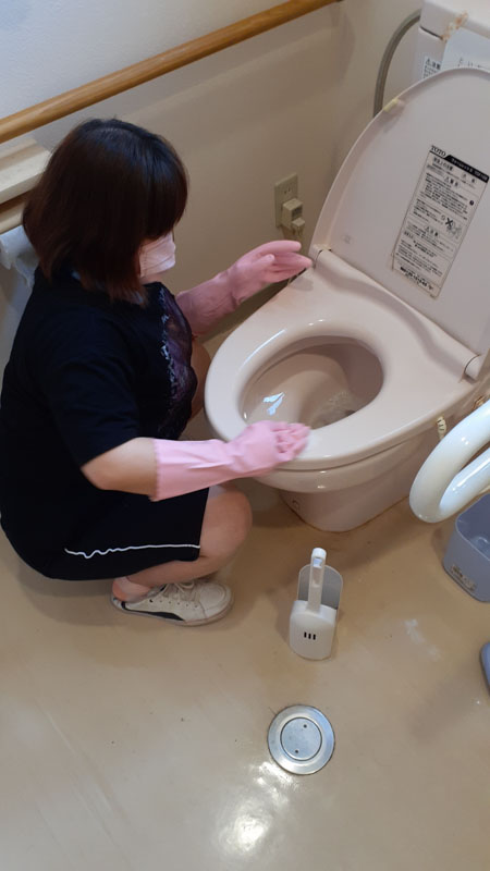 トイレをきれいに掃除します