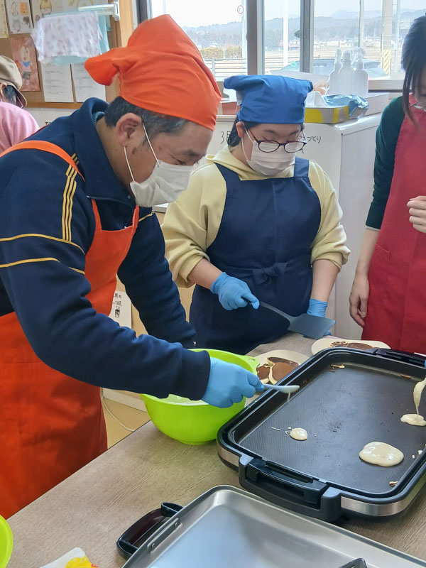 慎重に生地を入れます