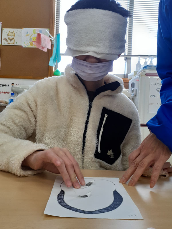 手作り福笑いに挑戦中