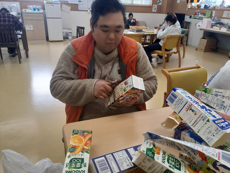 牛乳パック切ってリサイクルします